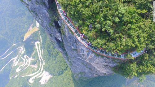 Trung Quốc mở cửa cầu kính bám dọc vách đá