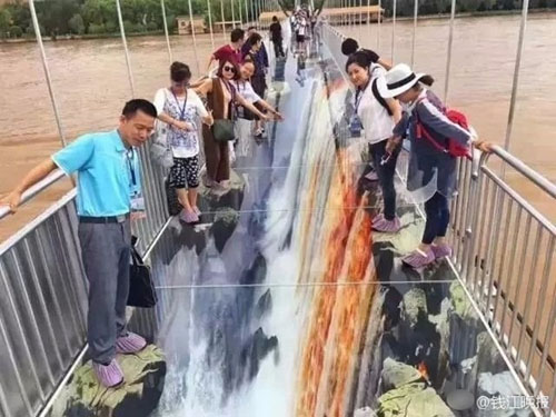 Trung Quốc mở cầu kính với hình ảnh đáng sợ dọa du khách