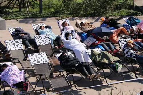 Người Trung Quốc thi ngủ thay vì chen chân đi du lịch