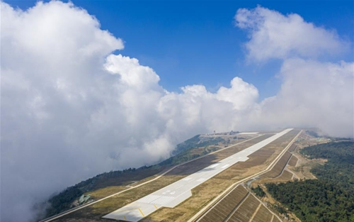 Sân bay ẩn mình trong mây ở Trung Quốc