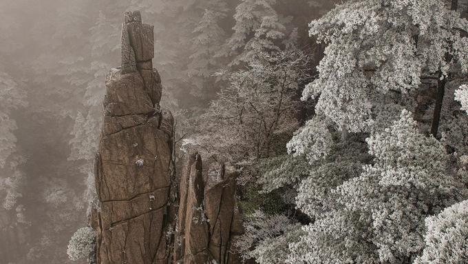Băng tuyết bao phủ ngọn núi như trong phim 'Avatar'