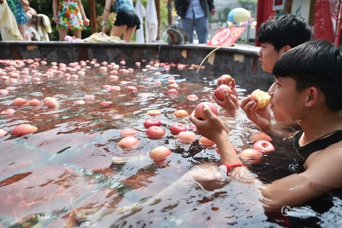 Trung Quốc tung dịch vụ tắm suối nước nóng với trái cây tươi
