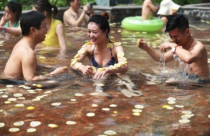 Trung Quốc tung dịch vụ tắm suối nước nóng với trái cây tươi