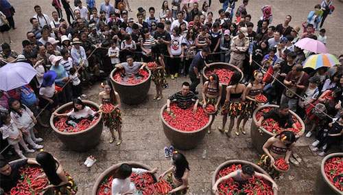 Thí sinh khóc lóc trong cuộc thi ăn ớt nhanh ở Trung Quốc