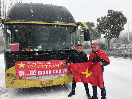 'Bão táp' trên hành trình đến Trung Quốc cổ vũ U23 Việt Nam