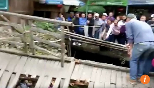 Cầu sập tại Trung Quốc, hàng loạt du khách rơi xuống sông
