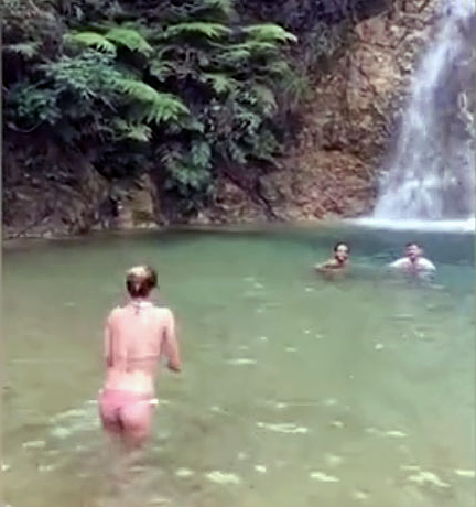 Khách mặc bikini gây phẫn nộ vì bơi trong công viên Trung Quốc