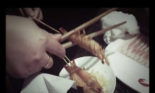 Cách bóc tôm bằng đũa bất ngờ ở các nhà hàng Trung Quốc