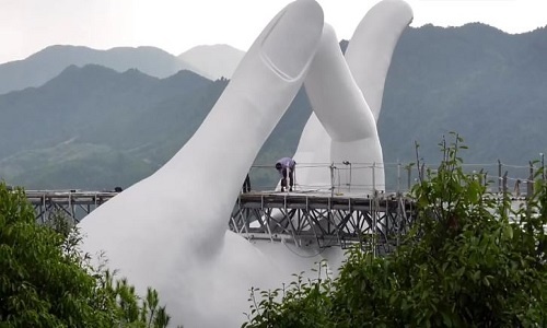 Cây cầu Trung Quốc trên bàn tay khổng lồ ở độ cao nghìn mét