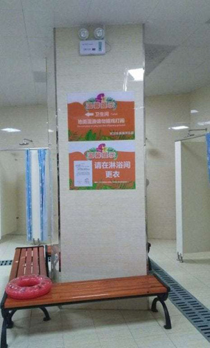 Công viên nước Trung Quốc lắp camera trong WC của phụ nữ