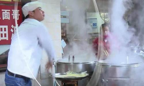Đầu bếp nhảy múa với sợi mì để hút khách ở Trung Quốc