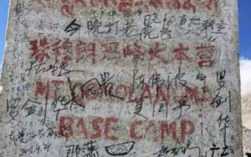 Du khách Trung Quốc vẽ bậy chằng chịt trên đỉnh Everest