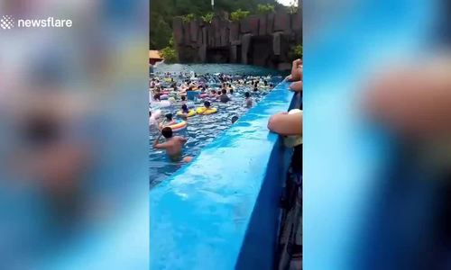 Hồ bơi tạo 'sóng thần' khiến 44 khách bị thương ở Trung Quốc
