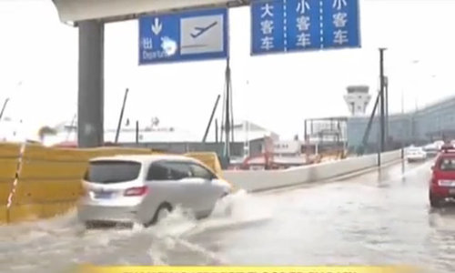 Sân bay Thượng Hải biến thành 'bến cảng' vì mưa lớn