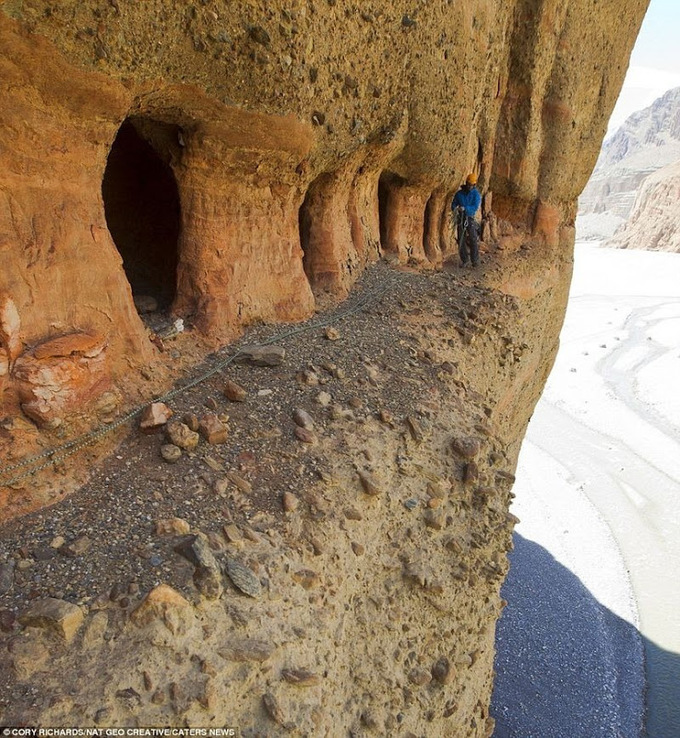 Những hang động bí ẩn của người Mustang ở Nepal