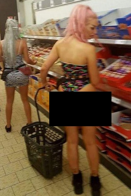 Nữ du khách gây phản cảm vì mặc bikini đi siêu thị