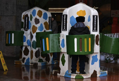 Toilet công cộng tại Trung Quốc gây bức xúc vì không có mái che