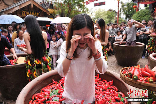 Thí sinh khóc lóc trong cuộc thi ăn ớt nhanh ở Trung Quốc
