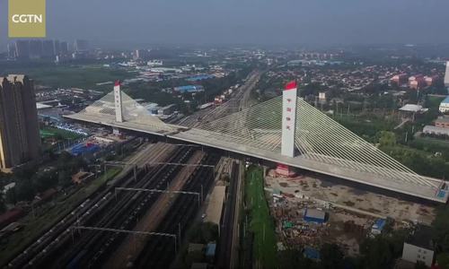 Trung Quốc xoay hai đoạn cầu dây văng nặng 81.000 tấn