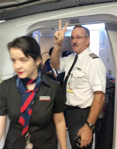 Phi công bị tố vui mừng khi đuổi khách khỏi máy bay