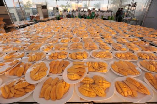 Thái Lan nấu 5 tấn xôi xoài đãi 10.000 khách Trung Quốc