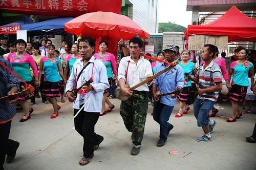 Khám phá lễ hội "Sờ ngực" trừ tà ma kỳ lạ của Trung Quốc