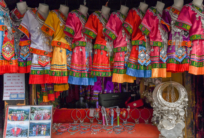 Nghệ thuật thêu tay và trang phục của dân tộc Miêu ở Trung Quốc
