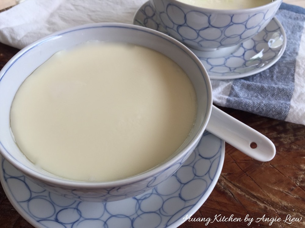 Pudding sữa khá giống với tào phớ, nhưng thơm và được sử dụng nhiều topping hơn.
