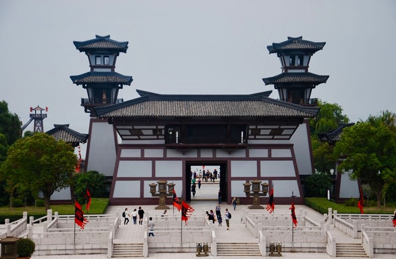 Mỗi bên của cổng vào cung điện là hai tòa tháp cao, mỗi tháp cao 21 mét. Trong thời nhà Hán, đây là biểu tượng cho quyền lực chính thức. Các tháp này đồng thời cũng là những kiến trúc cao nhất trong phim trường.