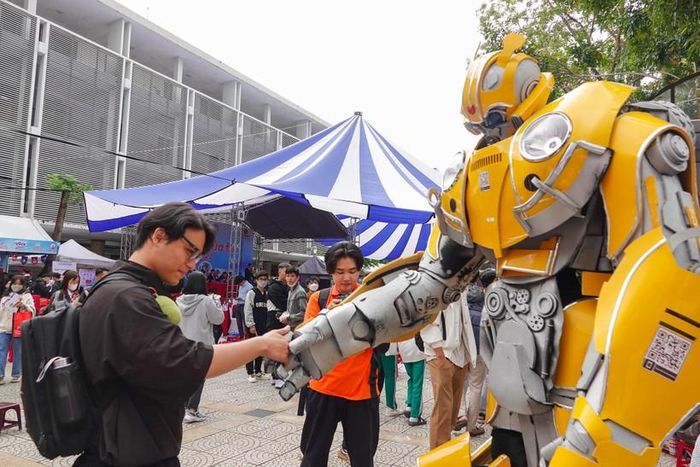 Nhiều thí sinh Đà Nẵng hào hứng trải nghiệm với robot tại Ngày hội tư vấn mùa thi 2023. 