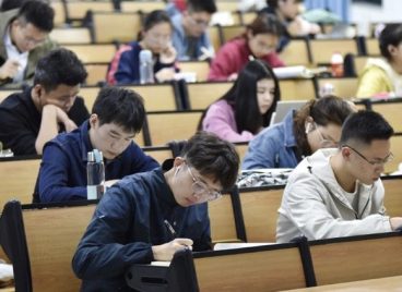 Sinh viên Trung Quốc lo lắng khi học phí đại học tăng cao